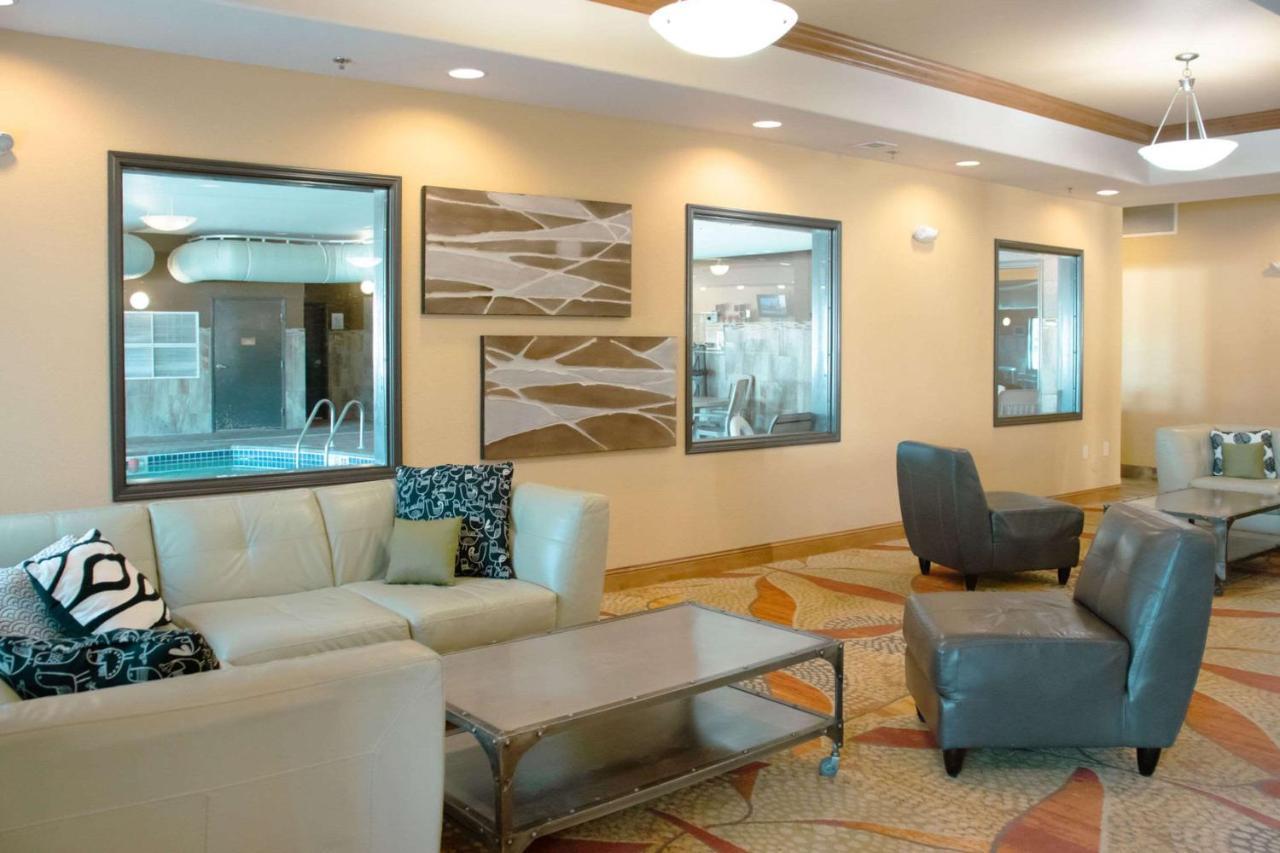 Grand Forks Lodge And Suites エクステリア 写真