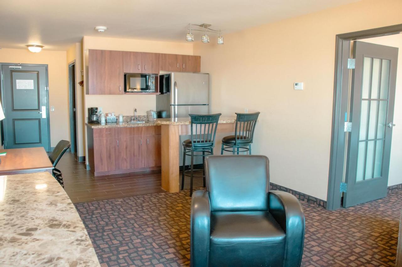 Grand Forks Lodge And Suites エクステリア 写真