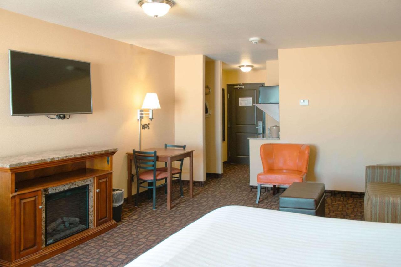 Grand Forks Lodge And Suites エクステリア 写真