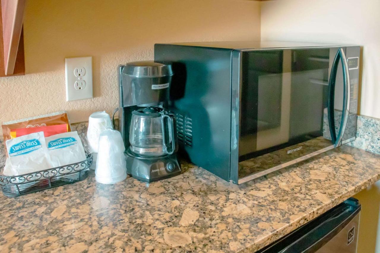 Grand Forks Lodge And Suites エクステリア 写真