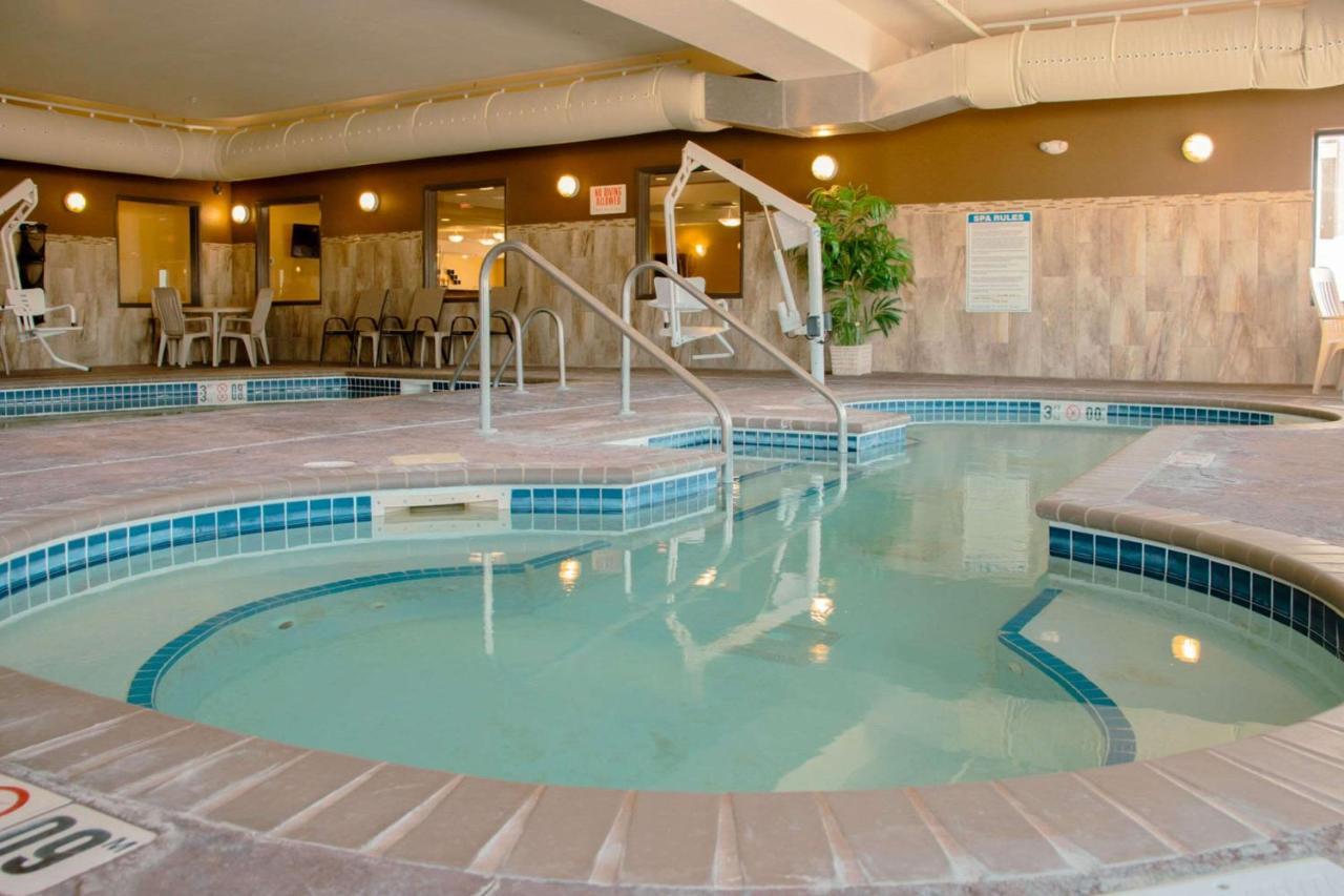 Grand Forks Lodge And Suites エクステリア 写真