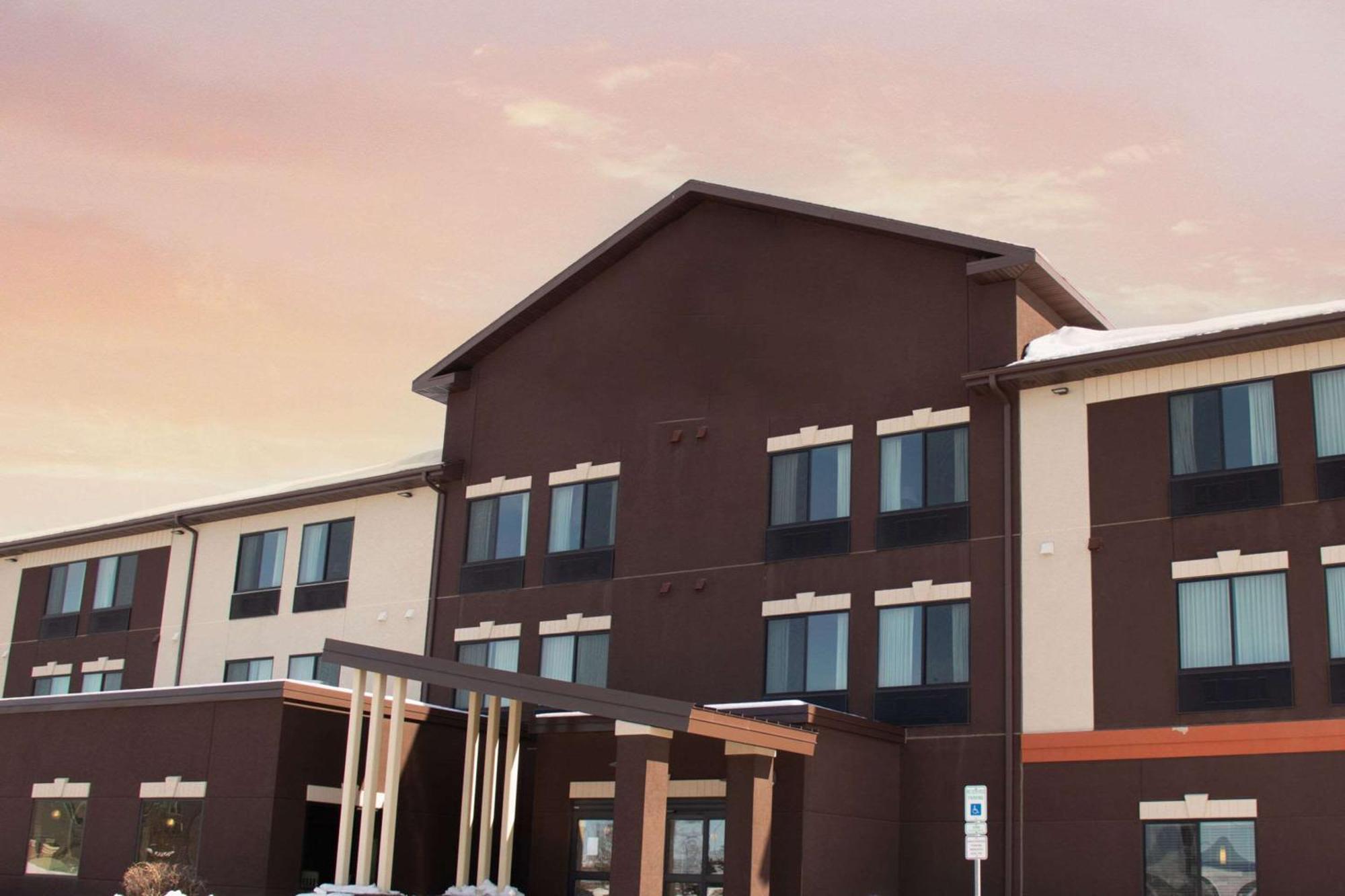 Grand Forks Lodge And Suites エクステリア 写真