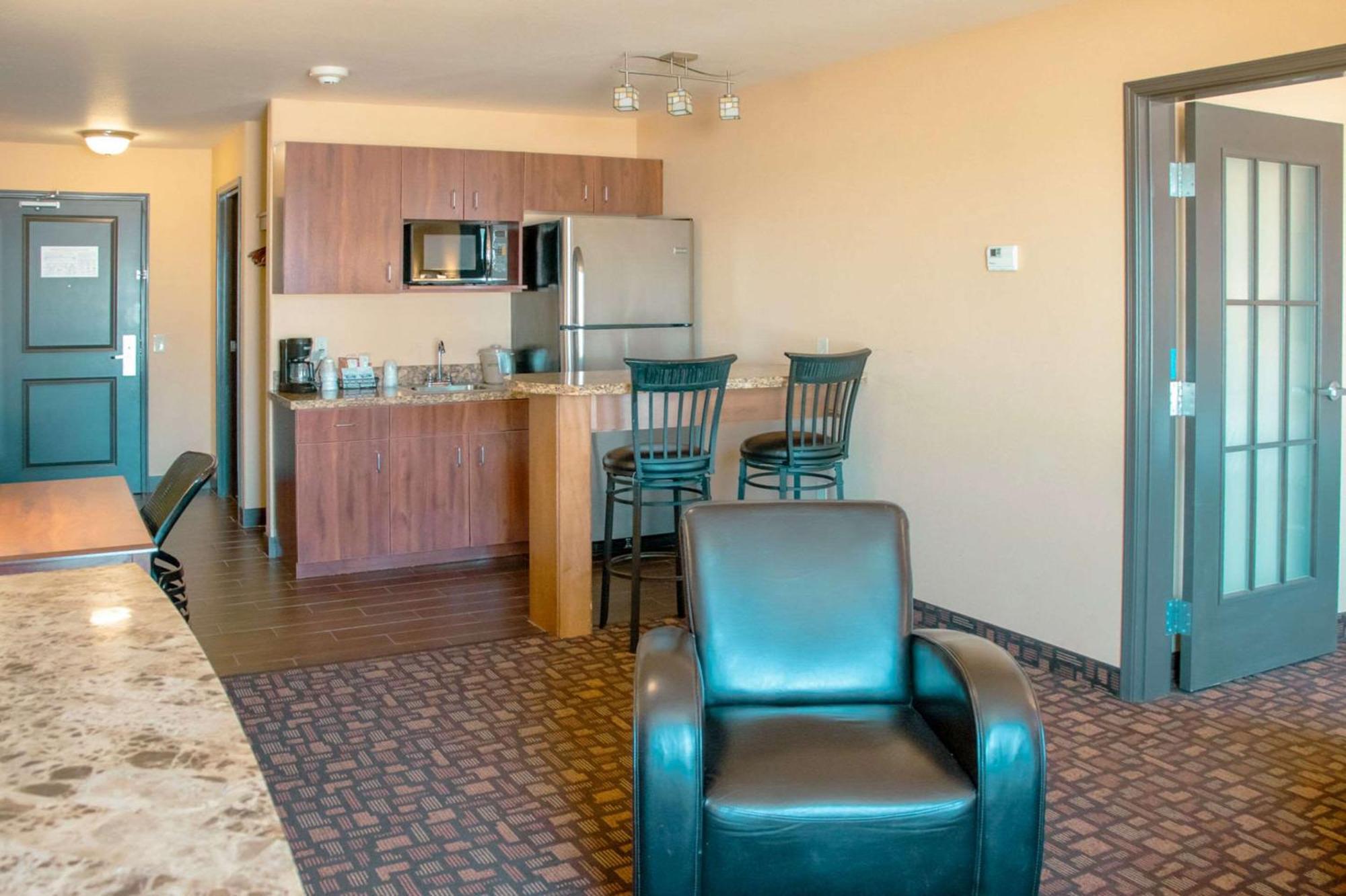 Grand Forks Lodge And Suites エクステリア 写真